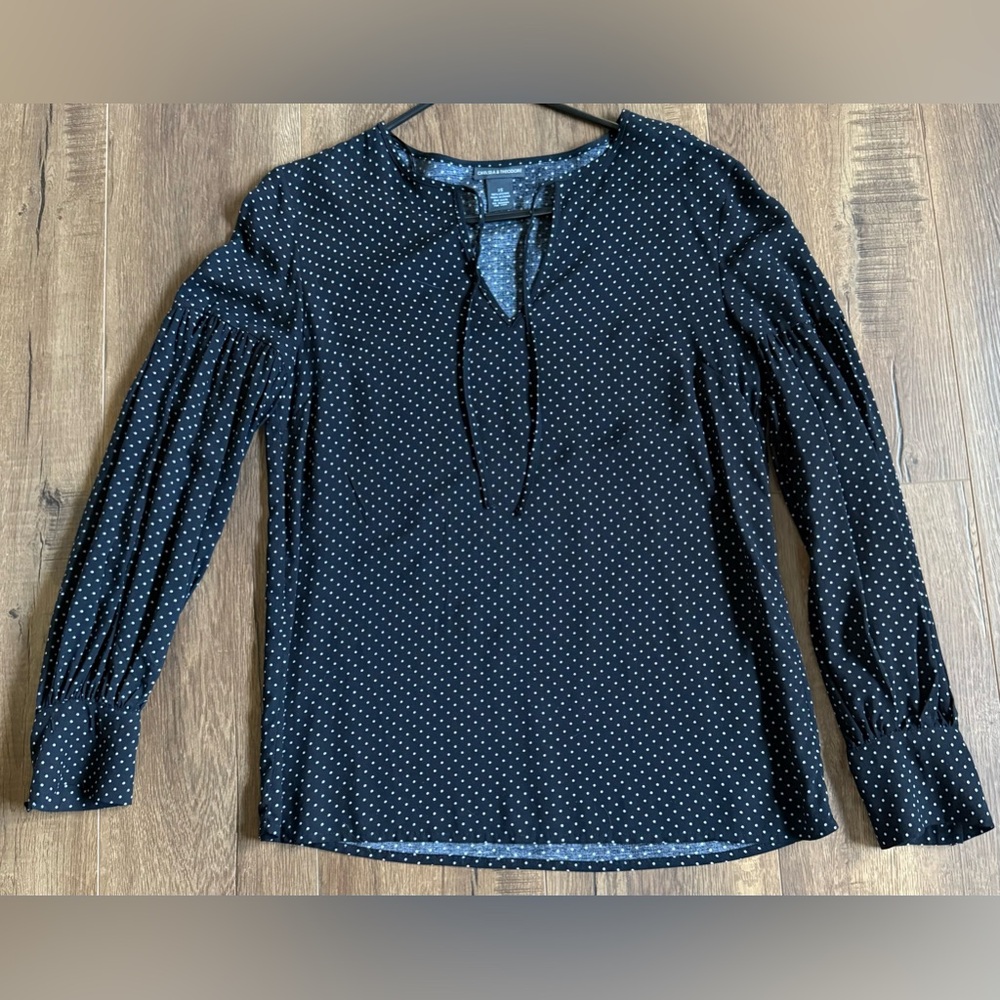 Chelsea & Theodore Black and White Long Sleeve V-Neck Blouse